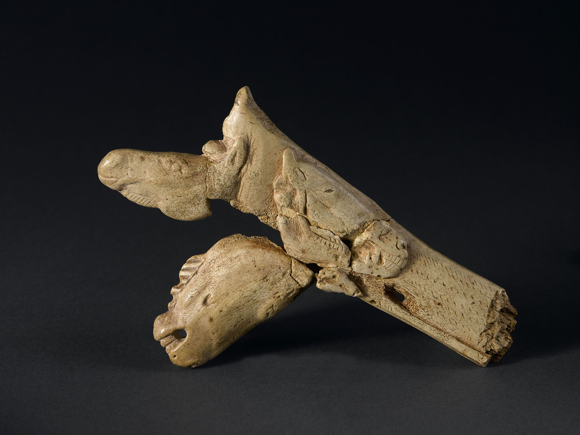 Fragment de propulseur sculpté et gravé de trois têtes de chevaux à trois âges différents Fragment de propulseur sculpté et gravé de trois têtes de chevaux à trois âges différents