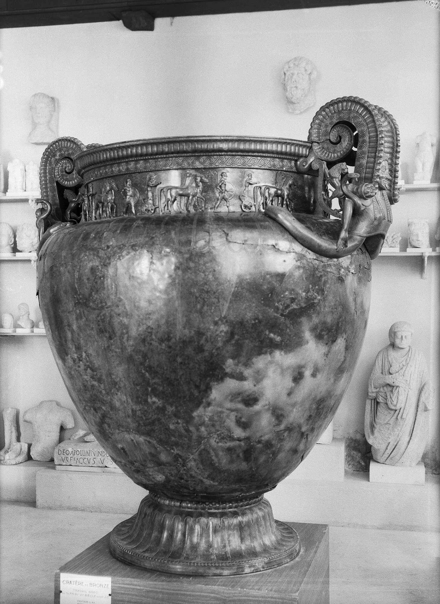 Cratère en bronze du trésor de Vix conservé au musée de Châtillon-sur-Seine Cratère en bronze du trésor de Vix conservé au musée de Châtillon-sur-Seine