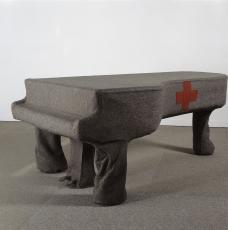 Pianoà queue avec couverture de la Croix Rouge