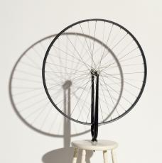 Roue de bicyclette sur un tabouret