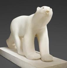 François Pompon (1855-1933), Ours blanc (vue de trois quarts droit). 1928-1929 (œuvre originale en plâtre présentée au Salon d’automne de 1922), 163 × 251 × 90 cm, sculpture (calcaire). Paris, musée d’Orsay (no inv. RF 3269)