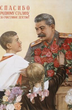 staline reçoit une bouquet de roses de deux enfants