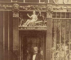 Photographie d'un homme regarde à travers la vitrine d'une boutique