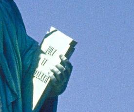 Frédéric Auguste Bartholdi (1834-1904), La Liberté éclairant le monde (Statue de la Liberté). Détail de la main gauche et de la tablette. 1886, sculpture (fer, cuivre). États-Unis d’Amérique, New York, Liberty Island