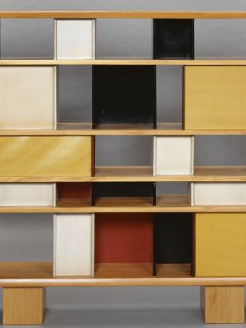 Bibliothèque de la Maison du Mexique, meuble en bois coloré, design