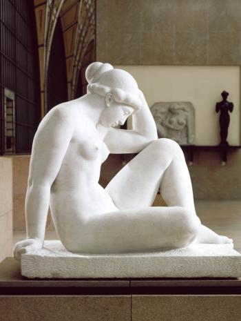 Aristide Maillol (1861-1944), Méditerranée (dit aussi La Pensée). Entre 1923 et 1927, sculpture (marbre blanc), 110,5 × 117,5 × 68,5 cm. Paris, musée d’Orsay (no inv. RF 3248)