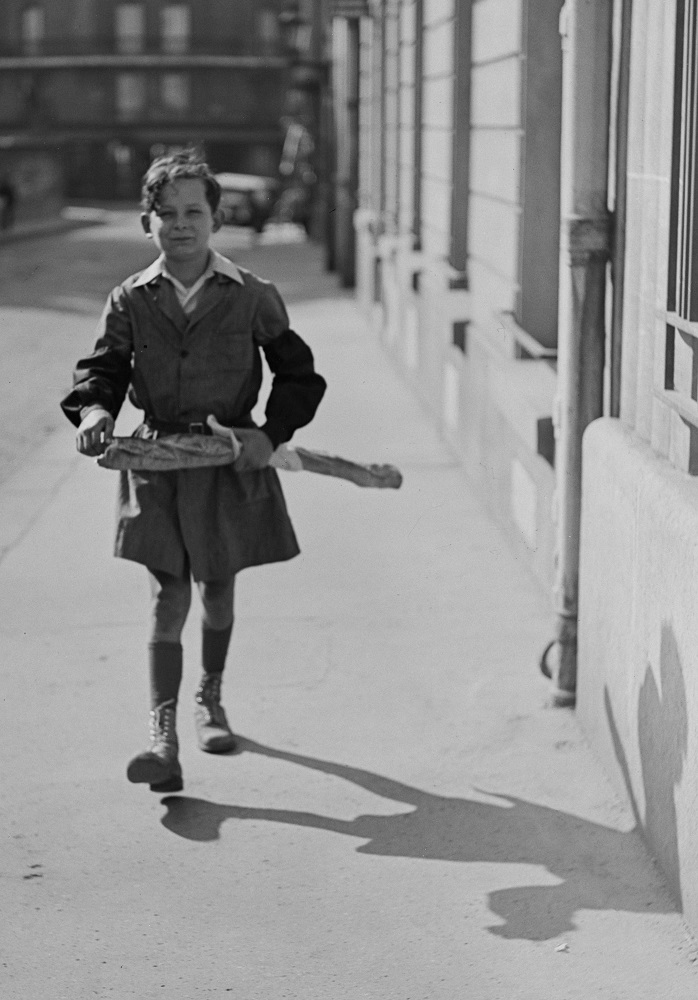 Jeune garçon avec une baguette Jeune garçon avec une baguette