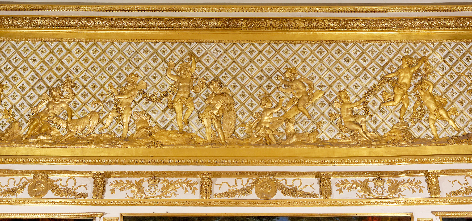 Grande frise dorée de la seconde antichambre, dite salon de l’Œil-de-Bœuf, de l’appartement du Roi au château de Versailles Grande frise dorée de la seconde antichambre, dite salon de l’Œil-de-Bœuf, de l’appartement du Roi au château de Versailles