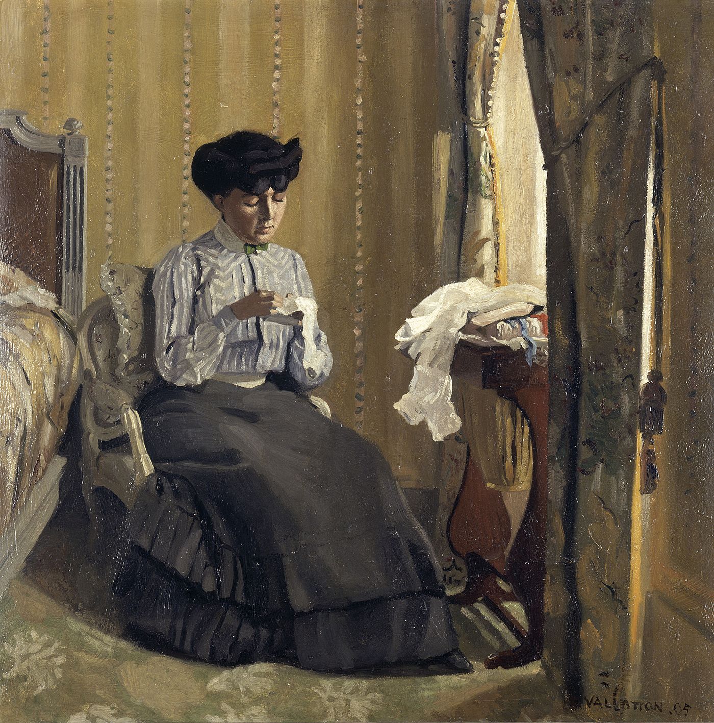 Femme cousant dans un intérieur Femme cousant dans un intérieur