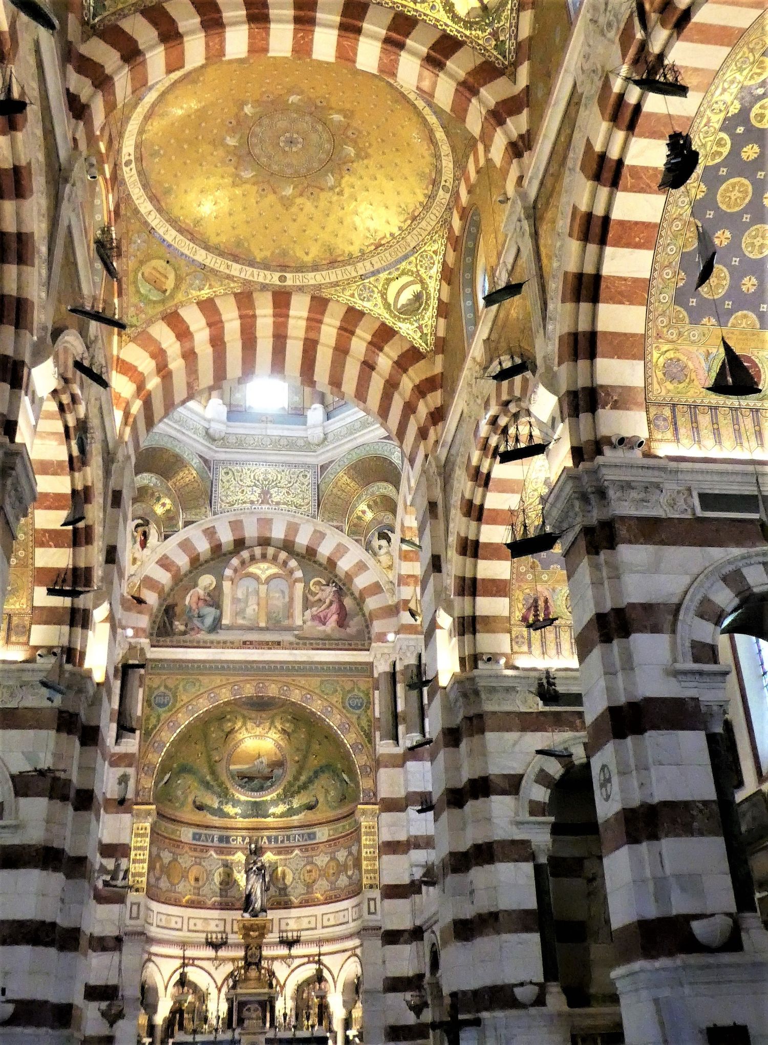 Nef de la basilique Notre-Dame de la Garde Nef de la basilique Notre-Dame de la Garde