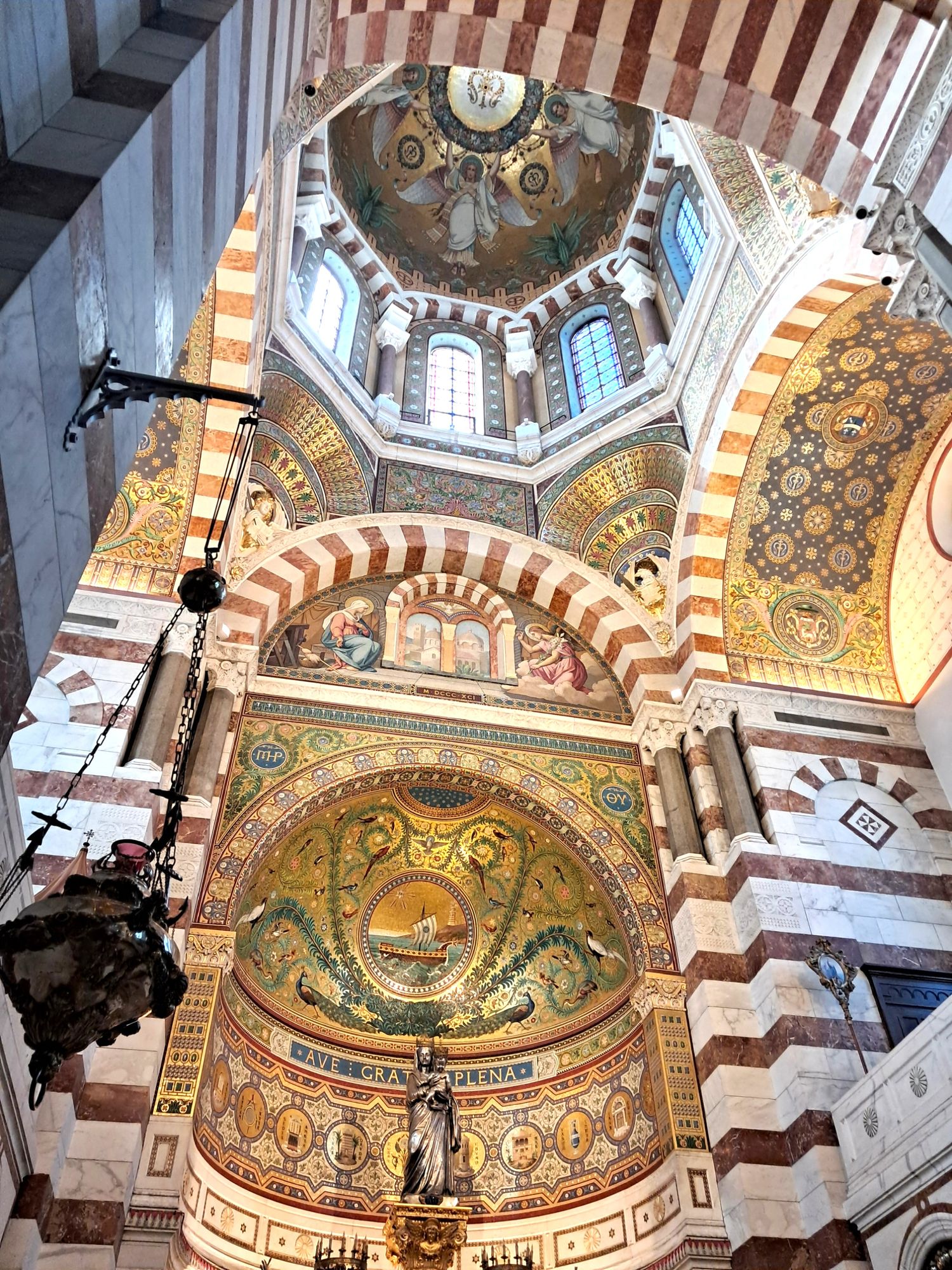 Transept de la basilique Notre-Dame de la Garde Transept de la basilique Notre-Dame de la Garde