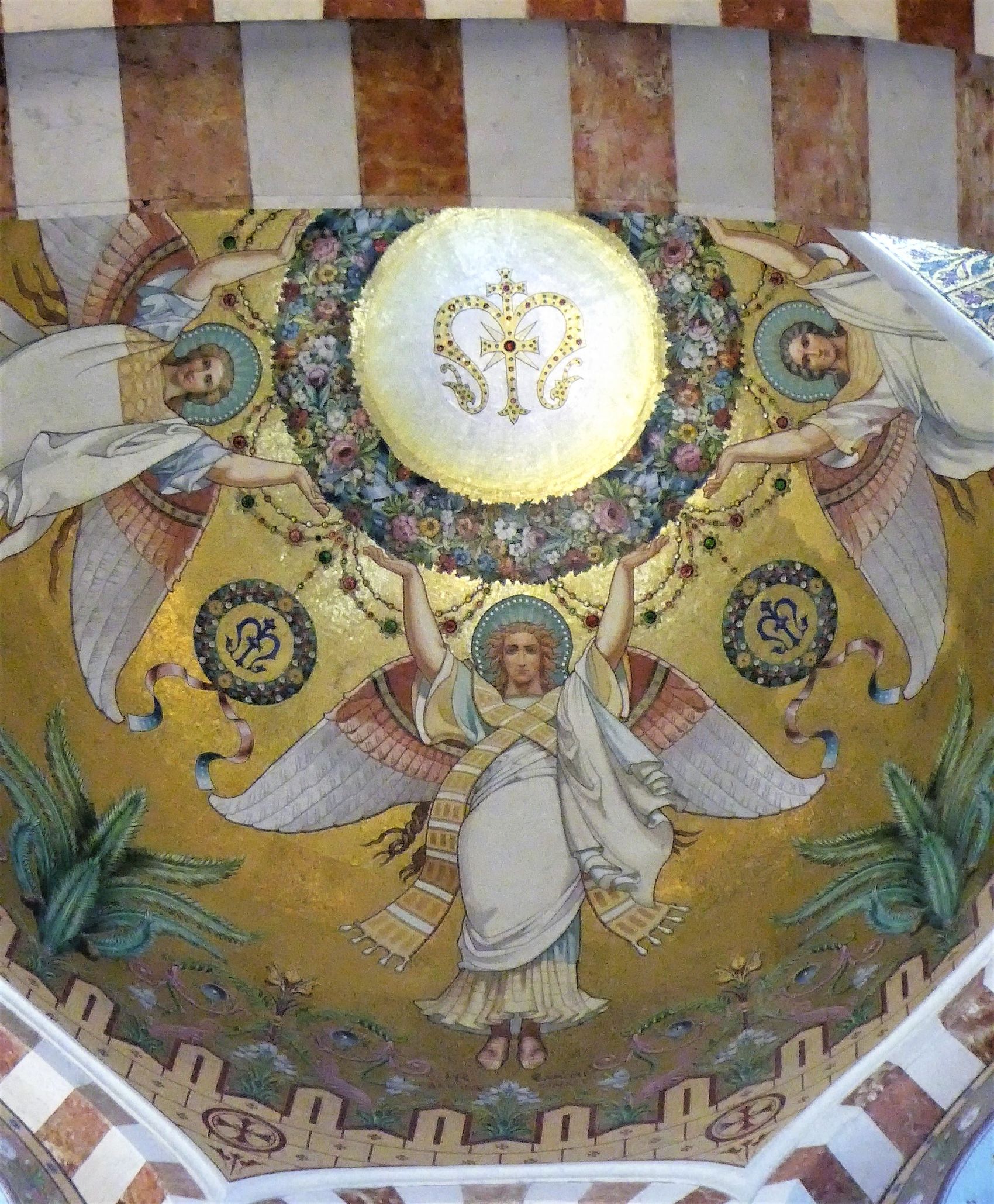 Coupole du transept de la basilique Notre-Dame de la Garde Coupole du transept de la basilique Notre-Dame de la Garde