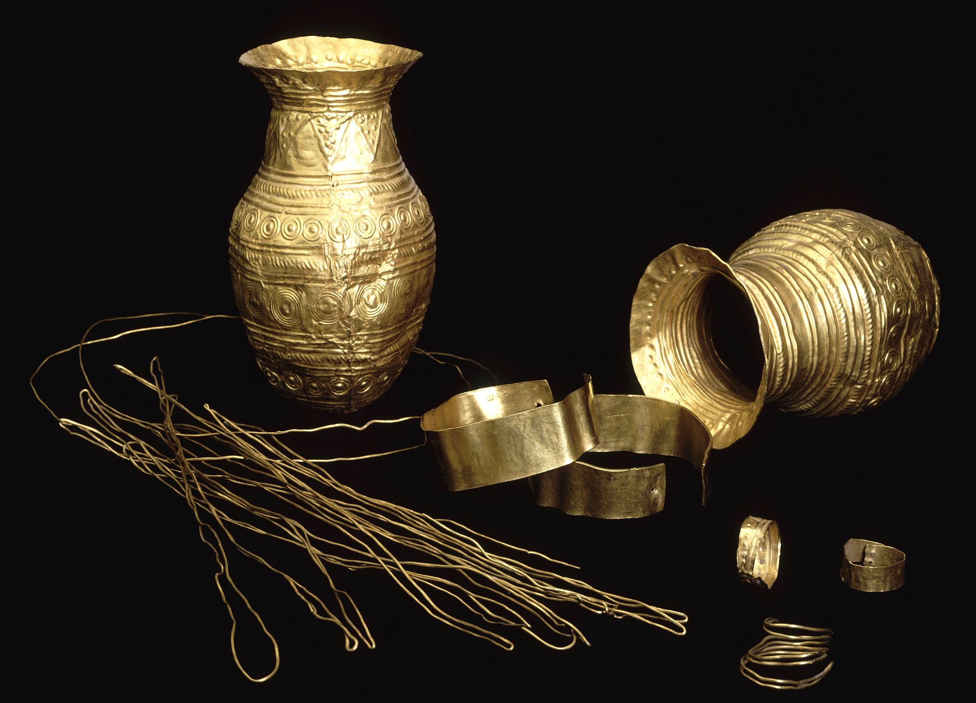 Deux gobelets, deux bracelets bipartites, deux anneaux creux fermés et un fil Deux gobelets, deux bracelets bipartites, deux anneaux creux fermés et un fil