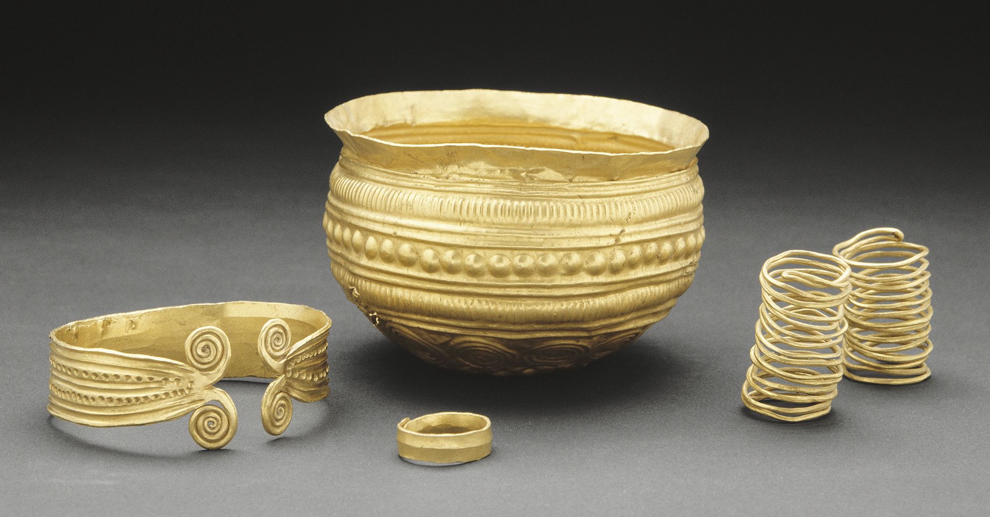 Trésor de Rongères : coupe apode, bracelet bipartite, spirale et bague rubanée Trésor de Rongères : coupe apode, bracelet bipartite, spirale et bague rubanée