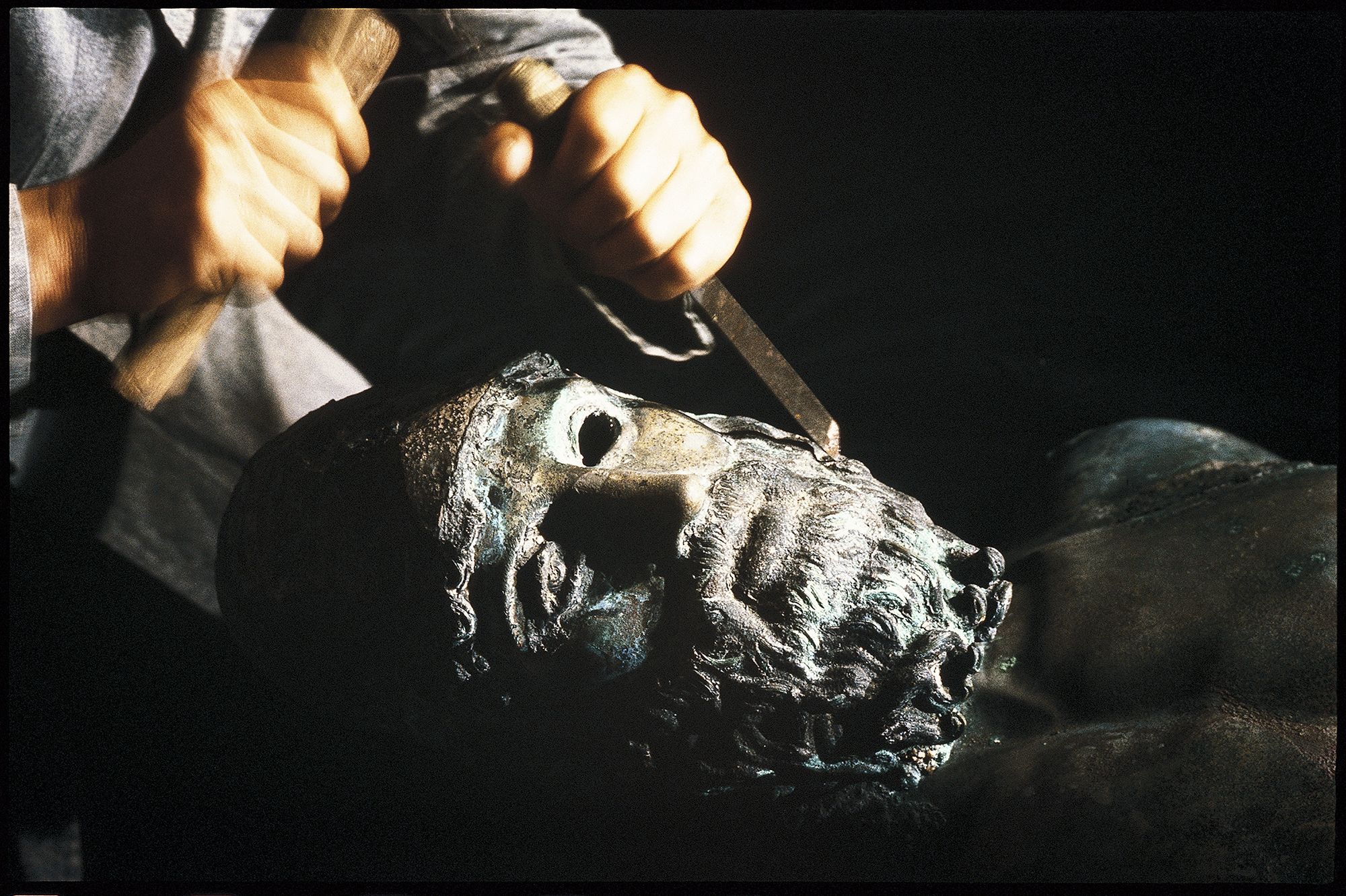 Un des bronzes de Riace à peine sorti de l’eau, en cours de restauration Un des bronzes de Riace à peine sorti de l’eau, en cours de restauration
