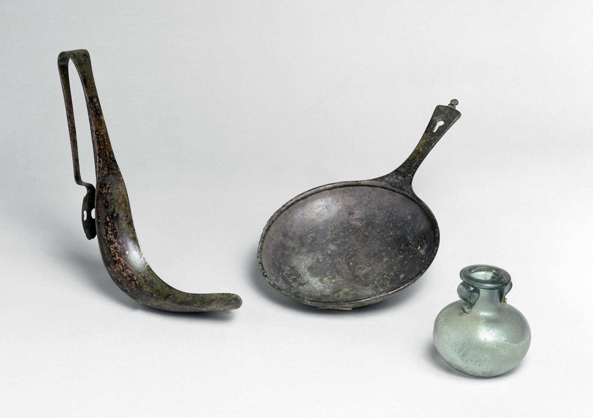 Nécessaire de bain : strigile, patère, aryballe Nécessaire de bain : strigile, patère, aryballe