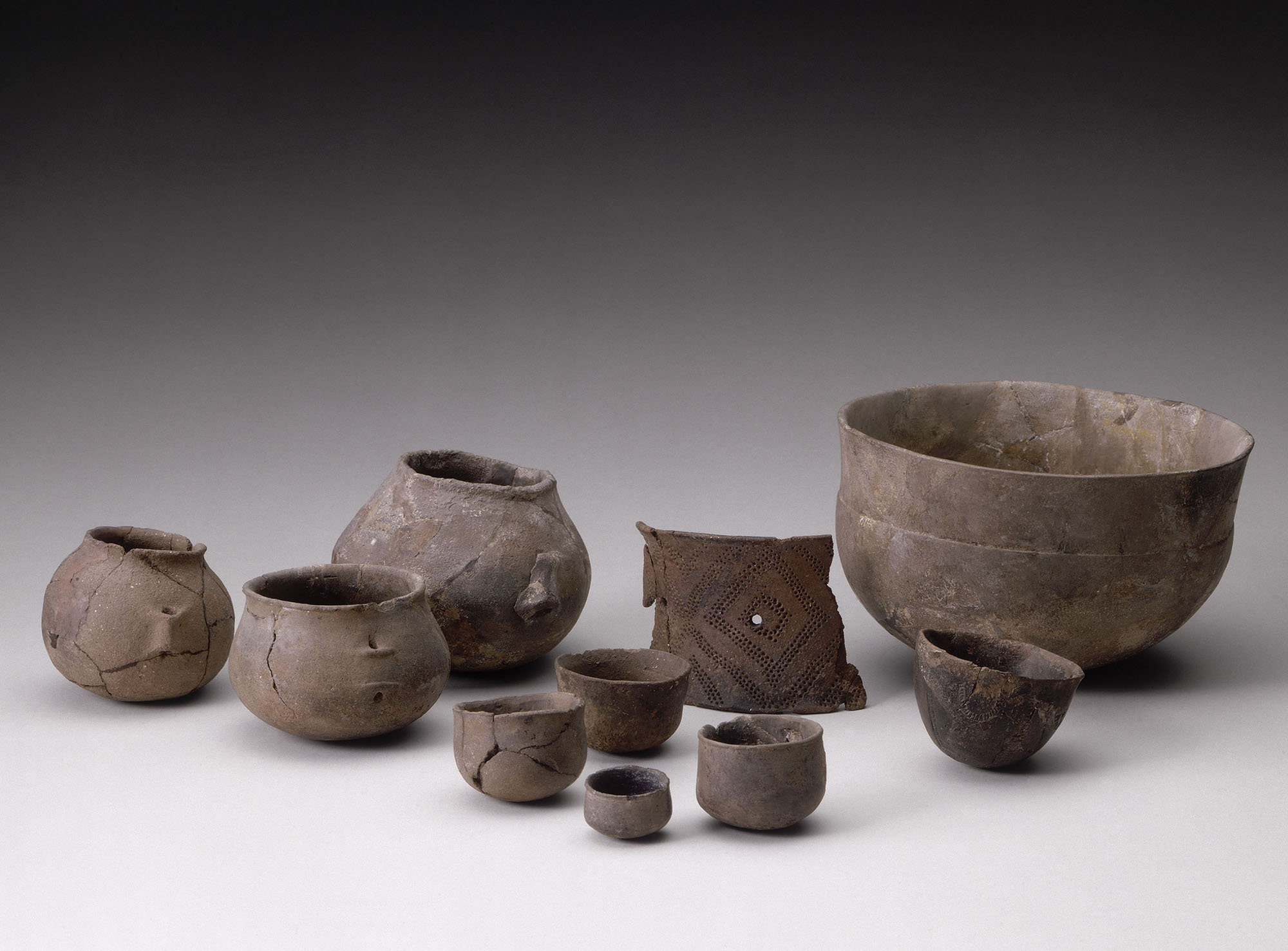 Ensemble de céramiques provenant de divers monuments mégalithiques d’Armorique, avec un fragment décoré d’un vase-support chasséen Ensemble de céramiques provenant de divers monuments mégalithiques d’Armorique, avec un fragment décoré d’un vase-support chasséen