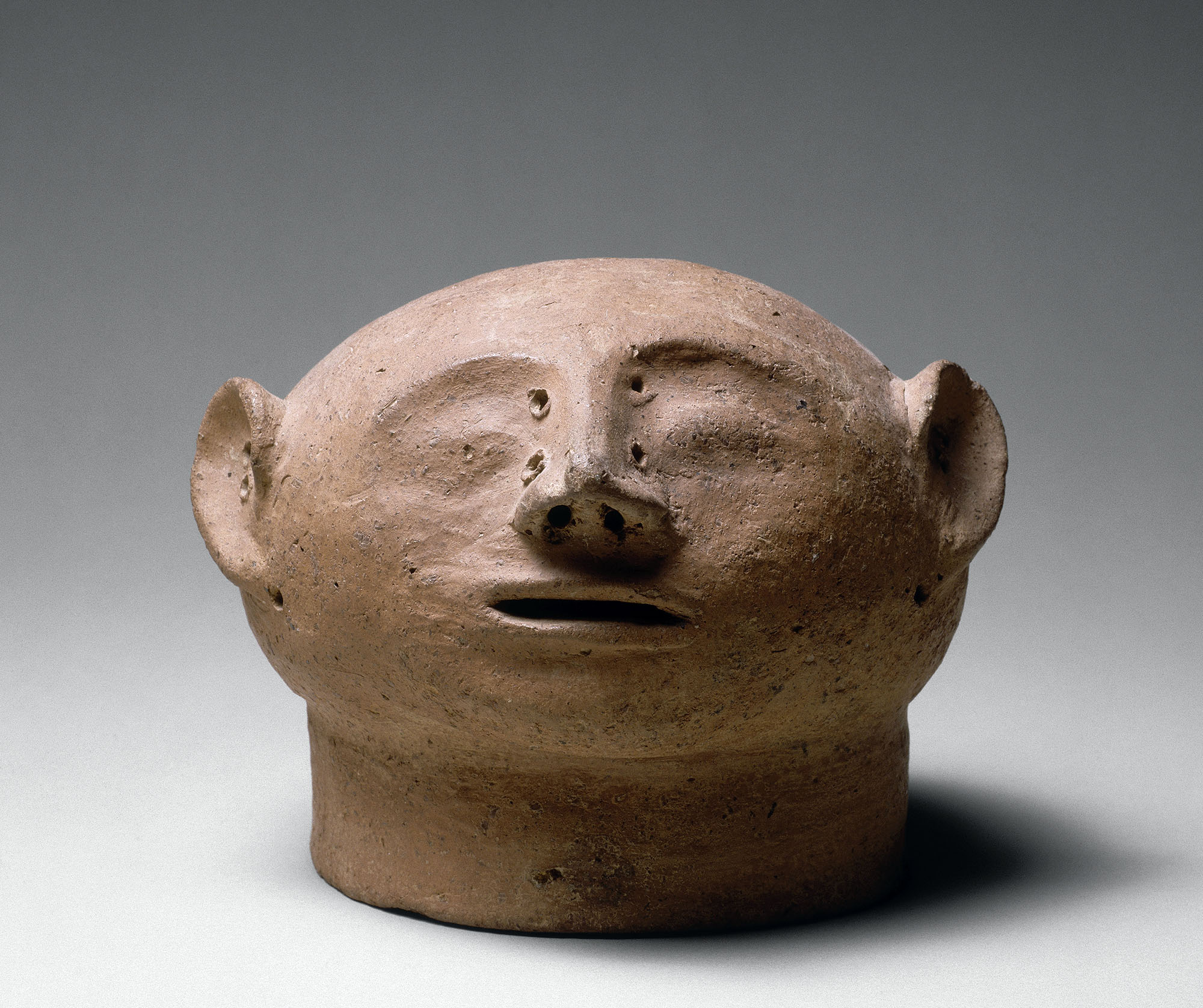 Couvercle de vase canope féminin en terre cuite modelée à la main Couvercle de vase canope féminin en terre cuite modelée à la main