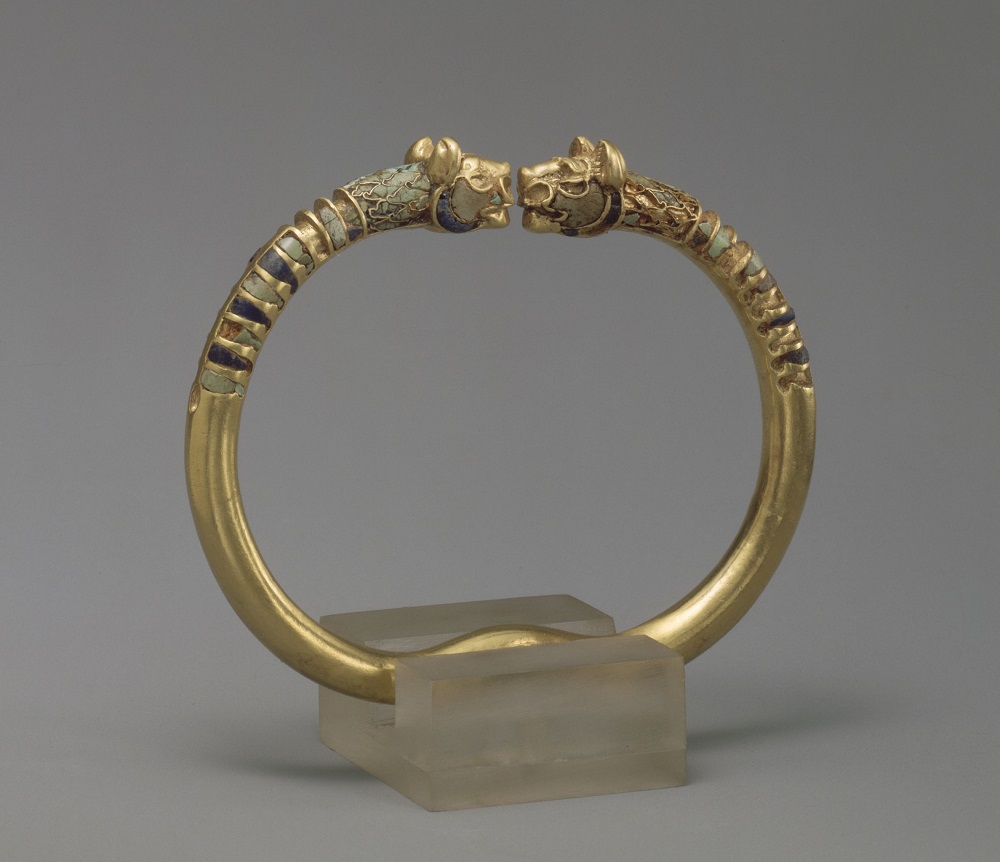 Bracelet décoré de têtes de lions incrustées Bracelet décoré de têtes de lions incrustées