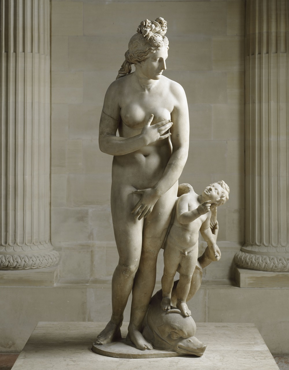 Aphrodite du type du Capitole avec Éros monté sur un dauphin Aphrodite du type du Capitole avec Éros monté sur un dauphin