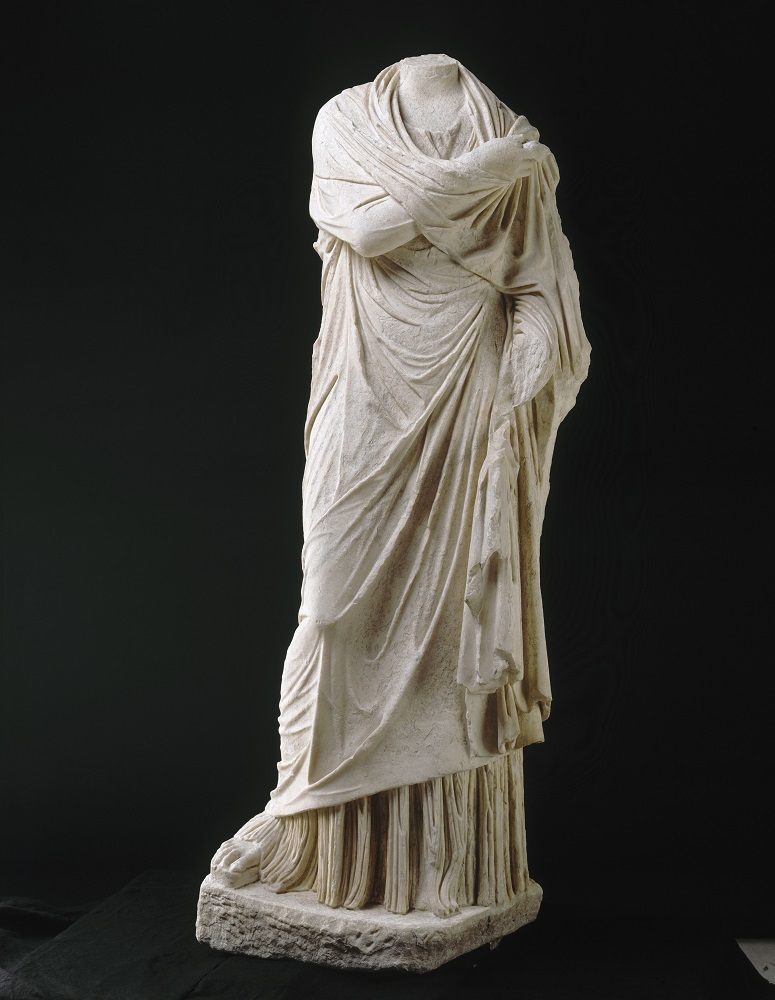 Statue féminine drapée acéphale Statue féminine drapée acéphale