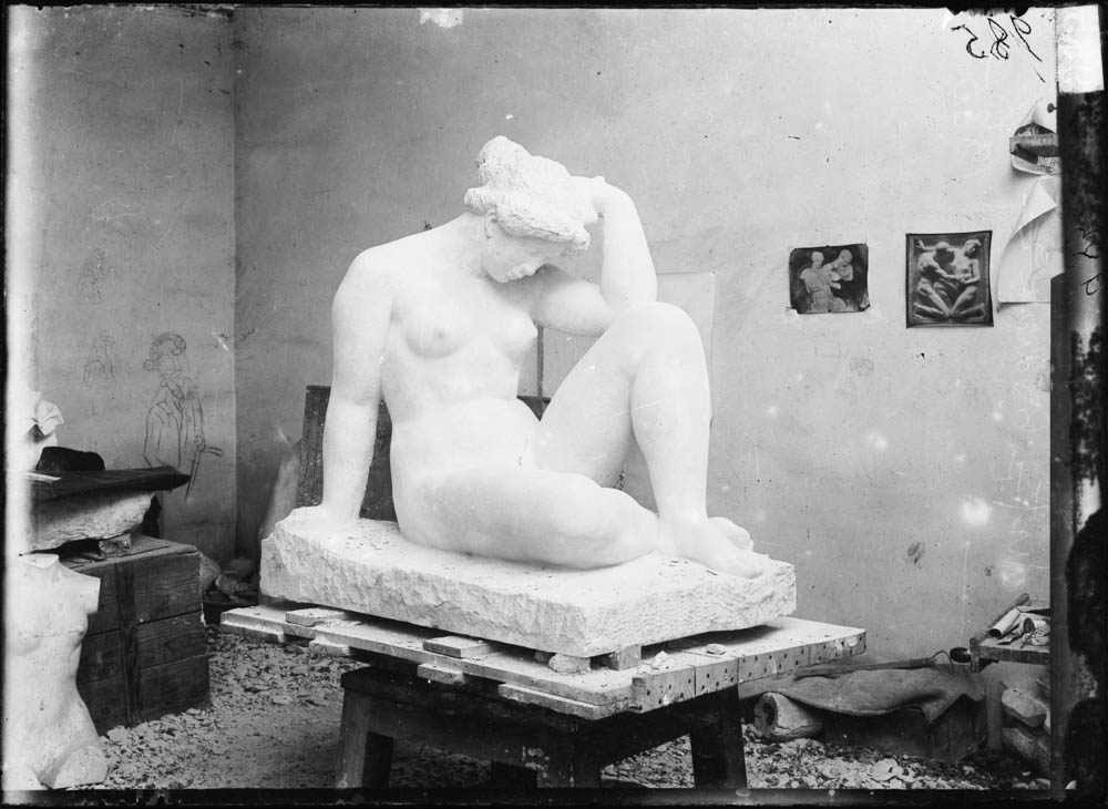 Photographie de "Méditerranée" d’Aristide Maillol dans l’atelier du sculpteur Photographie de "Méditerranée" d’Aristide Maillol dans l’atelier du sculpteur
