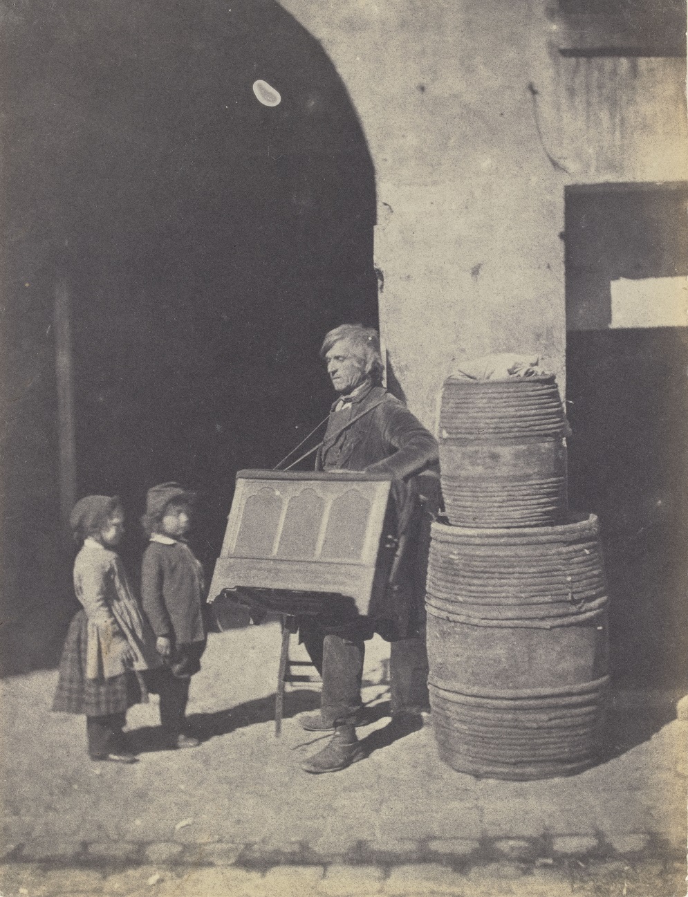Le Joueur d’orgue de Barbarie et deux enfants qui l’écoutent Le Joueur d’orgue de Barbarie et deux enfants qui l’écoutent