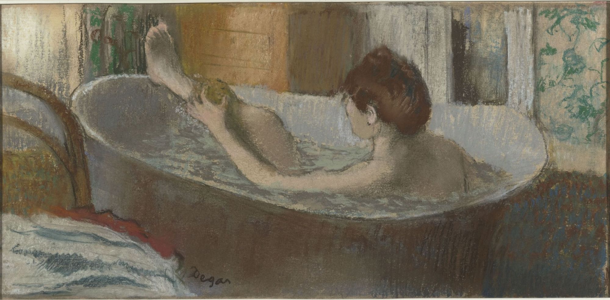 Femme dans son bain s’épongeant la jambe Femme dans son bain s’épongeant la jambe