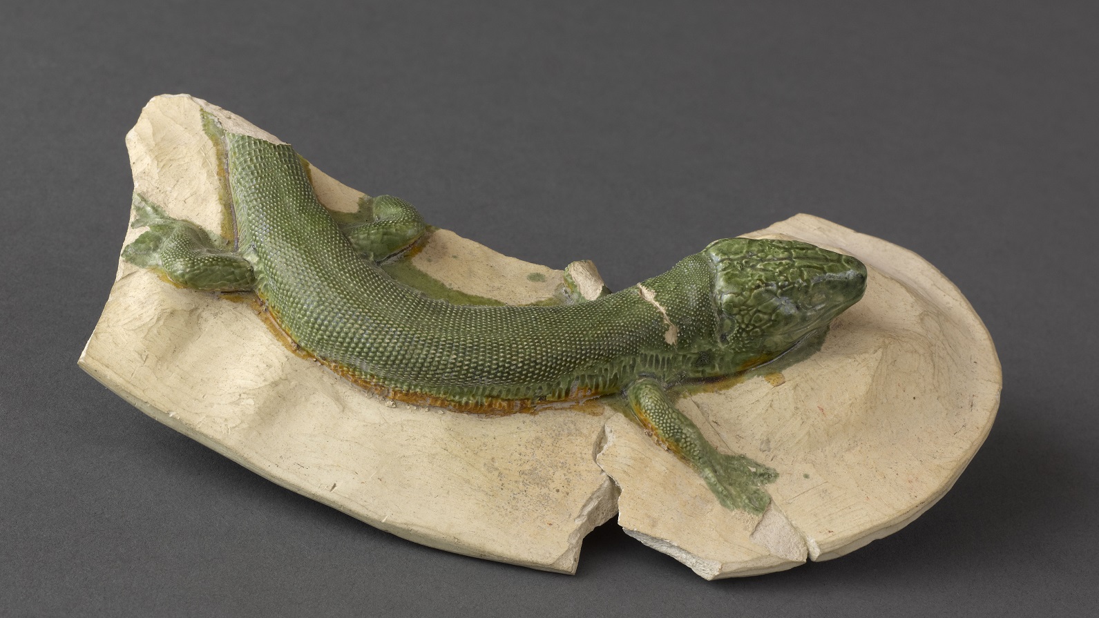 Plaque ornée d'un lézard  Plaque ornée d'un lézard