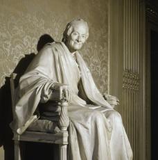 Jean Antoine Houdon (1741-1828), François Marie Arouet (1694-1778), dit Voltaire assis. 1781, sculpture (marbre), 140 × 106 × 80 cm. Paris, bibliothèque de la Comédie-Française
