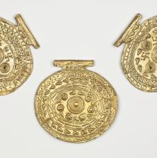 Trois pendentifs