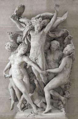 groupe sculpté avec un jeune homme tenant un tambourin entouré de jeunes femmes à demi-nues