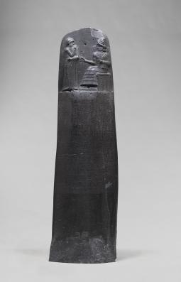 Code de Hammurabi, roi de Babylone. Provient de Suse, en Iran. Vers 1792-1750 av. J.-C., sculpture (basalte), 225 × 79 × 47 cm. Paris, musée du Louvre (Sb 8)