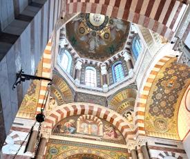transept d'une basilique décorée de mosaïque