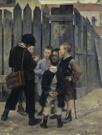 écoliers discutant devant une palissade