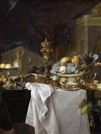 Fruits et riche vaisselle sur une table