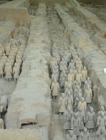 Armée de terre cuite du mausolée de l’empereur Qin Shi Huangdi. Fosse no 1. Entre 246 et 210 av. J.-C., sculpture et peinture (terre cuite et pigments). Chine, province du Shaanxi, district de Lintong, Xi’an, musée du Mausolée de l’empereur Qin Shi Huangdi